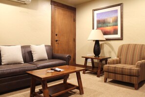 Grand Lodge Peak 7  Suite | In-room safe, iron/ironing board, free WiFi, bed sheets