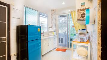 Großer Kühlschrank, Mikrowelle, Ofen, Herdplatte