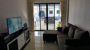 4-Bedroom Villa | Wohnzimmer | 40-Zoll-Flachbildfernseher mit Satellitenempfang, Fernseher