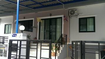 4-Bedroom Villa | Terrace/patio