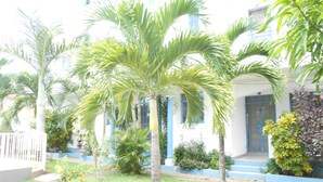 A residential area with a white house, blue doors, and a well-maintained lawn. - Aquatic Villa Grand Baie Mauritius (Grand-Baie)