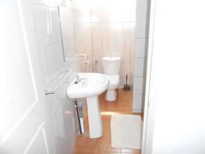 Dusj, regndusjhode og håndklær