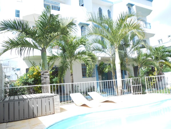 Outdoor pool, pool loungers - Aquatic Villa Grand Baie Mauritius (Grand-Baie)