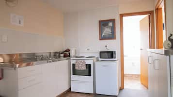 Deluxe Suite, 1 Bedroom | Private kitchen