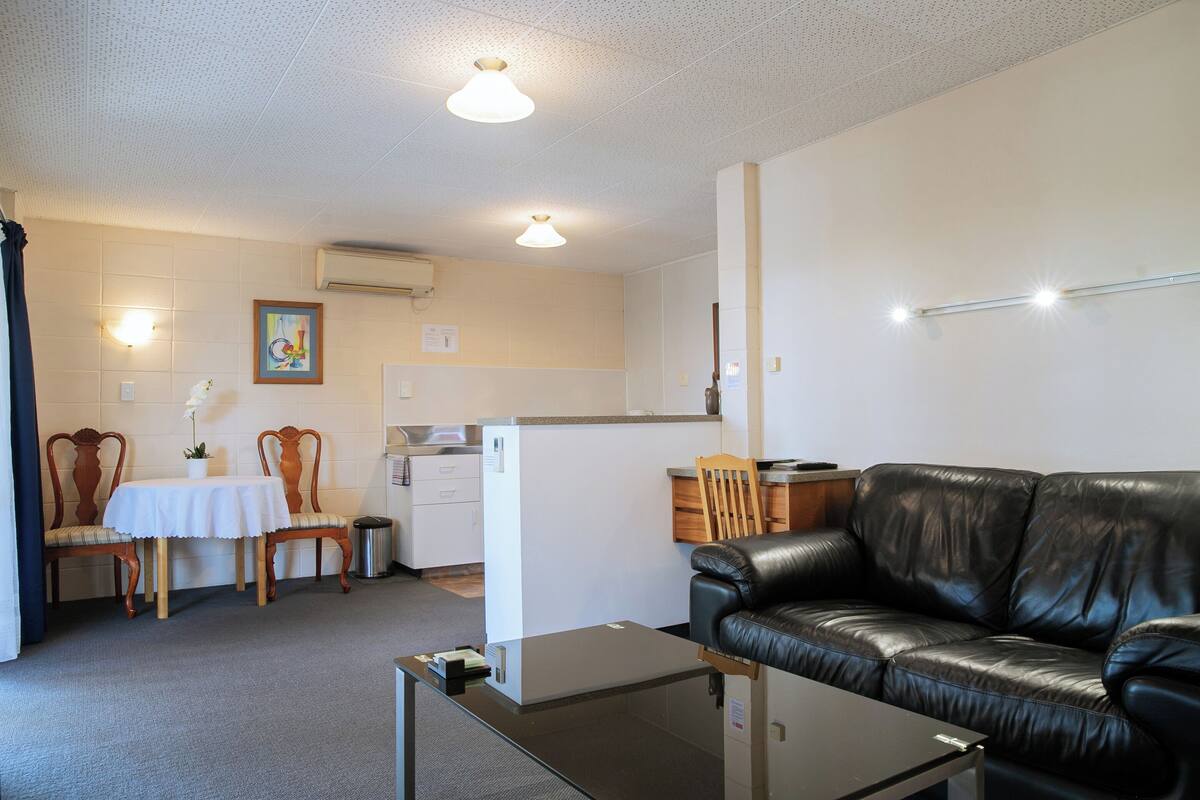Deluxe Suite, 1 Bedroom | Oppholdsområde | Flatskjerm-TV