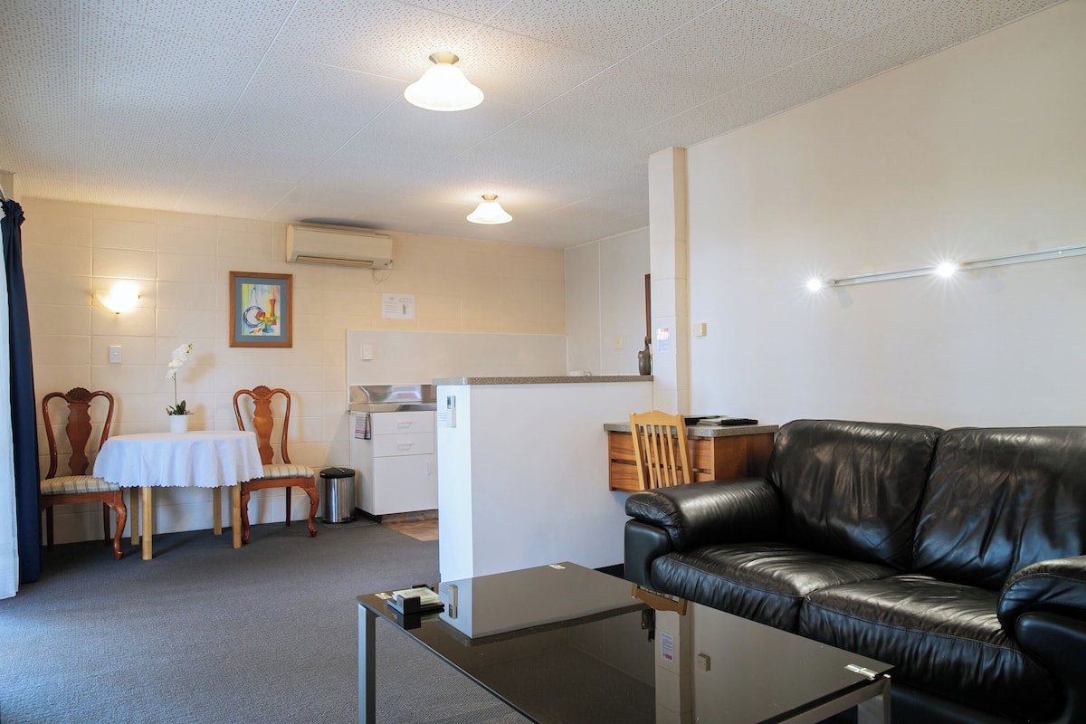 Deluxe Suite, 1 Bedroom | Área de estar | TV de tela plana