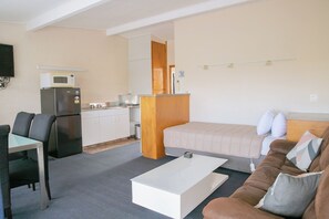 Refrigerador, microondas, placa de cocina, cafetera/tetera