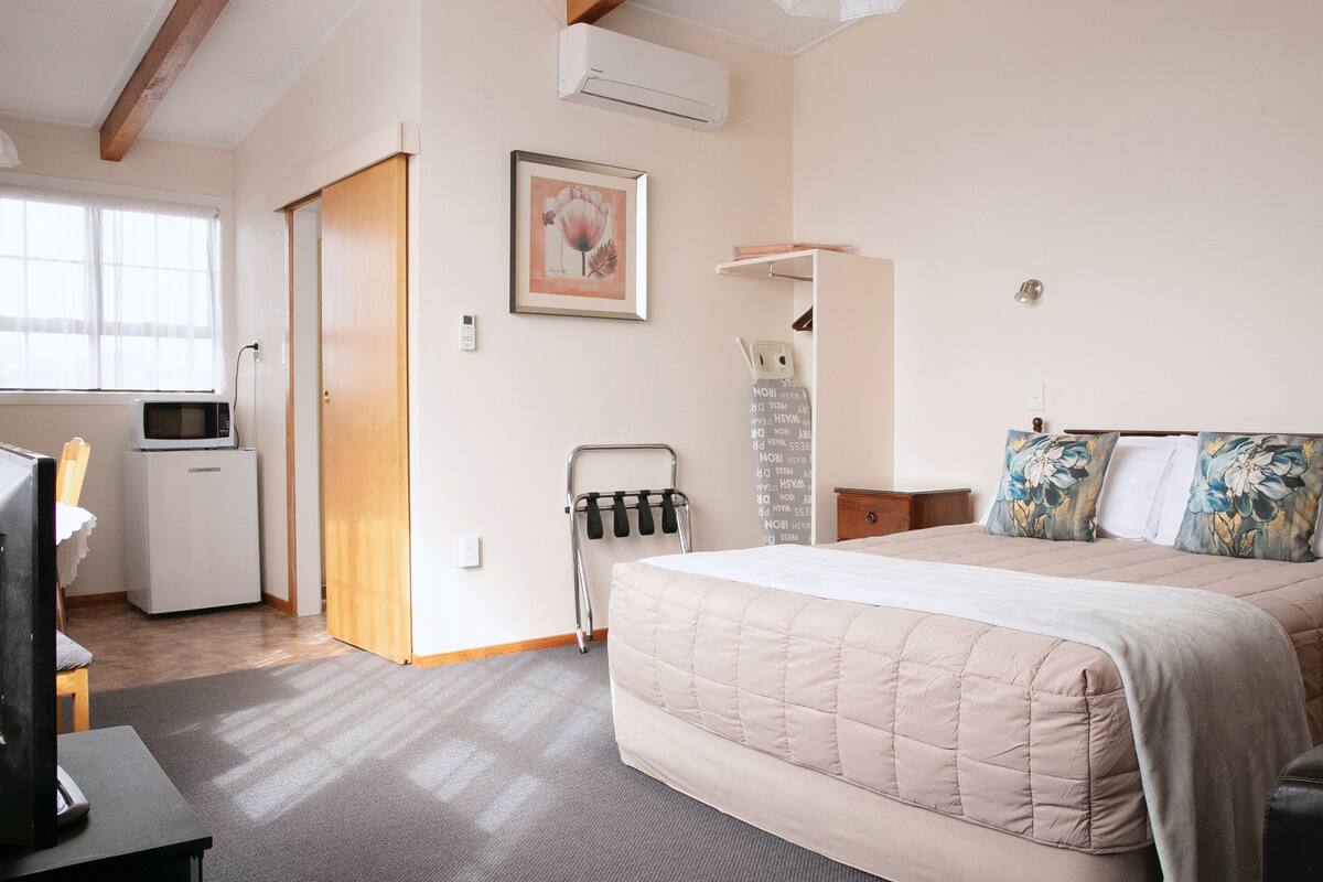 Upstairs Studio with Balcony, 1 Queen Bed, Mountain View | Oppholdsområde | Flatskjerm-TV