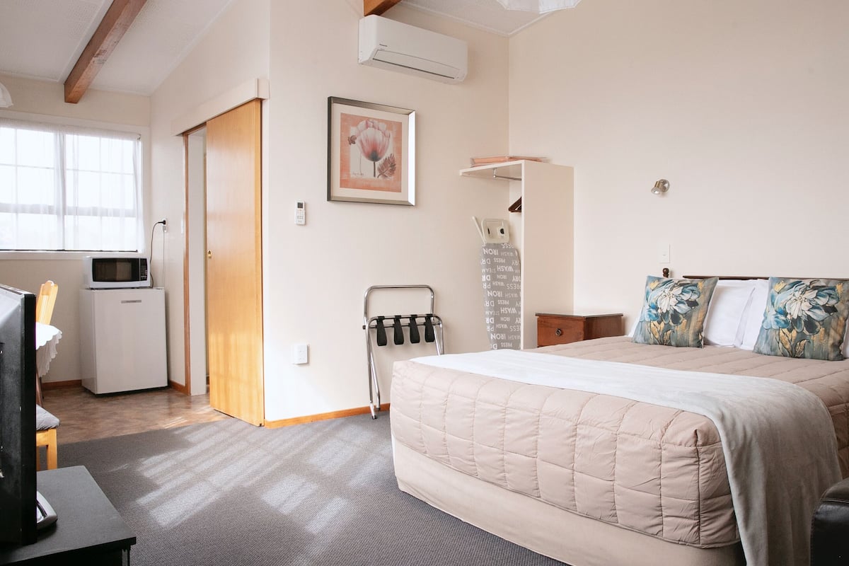 Upstairs Studio with Balcony, 1 Queen Bed, Mountain View | Área de estar | TV de tela plana