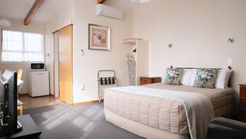 Upstairs Studio with Balcony, 1 Queen Bed, Mountain View | Living area