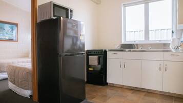 Deluxe Family Room, 2 Bedrooms | Private kitchen
