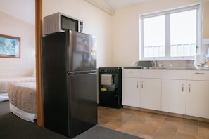 Deluxe Family Room, 2 Bedrooms | Eigene Küche | Kühlschrank, Mikrowelle, Herdplatte, Wasserkocher mit Kaffee-/Teezubehör