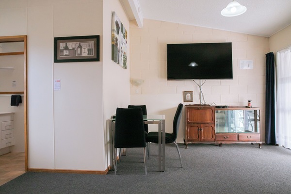 Deluxe Family Room, 2 Bedrooms | Area soggiorno | TV a schermo piatto