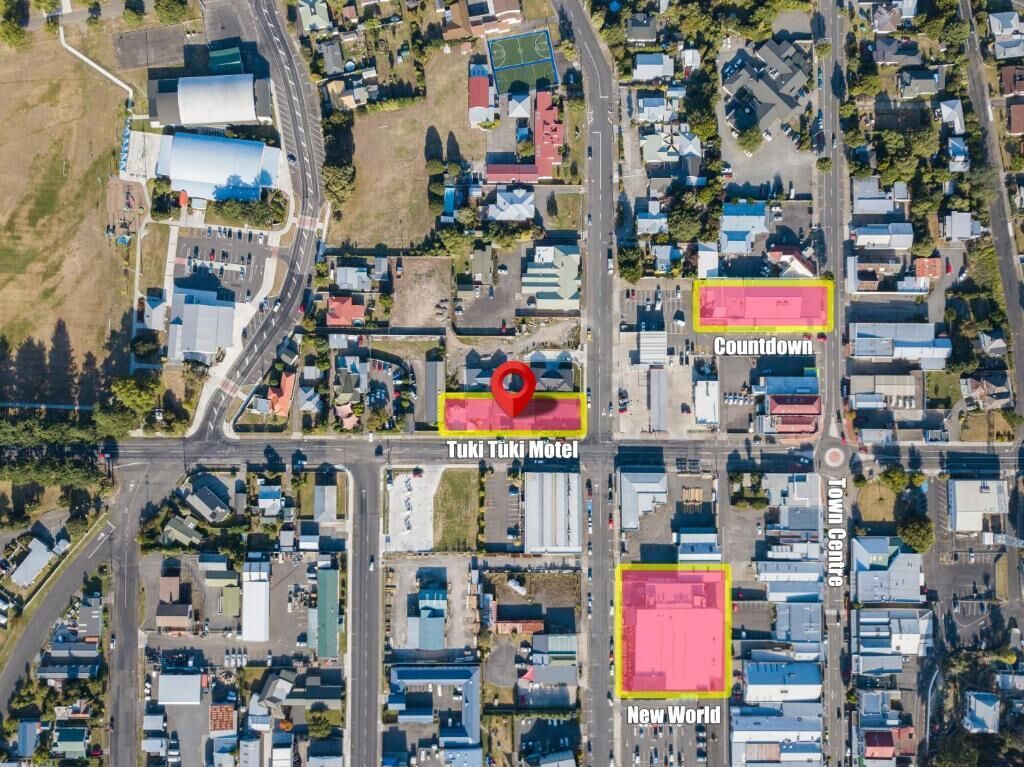 Vue aérienne d’une ville avec des points d’intérêt signalés : le motel Tuki Tuki, le centre-ville et le magasin New World.