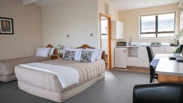 1 dormitorio, ropa de cama de alta calidad, escritorio y cortinas opacas