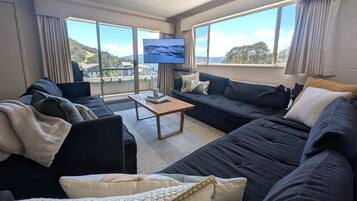 12 Share Superior Deluxe B 4 Bedroom | Olohuone | 50–tuumainen äly-TV, jossa satelliittikanavat