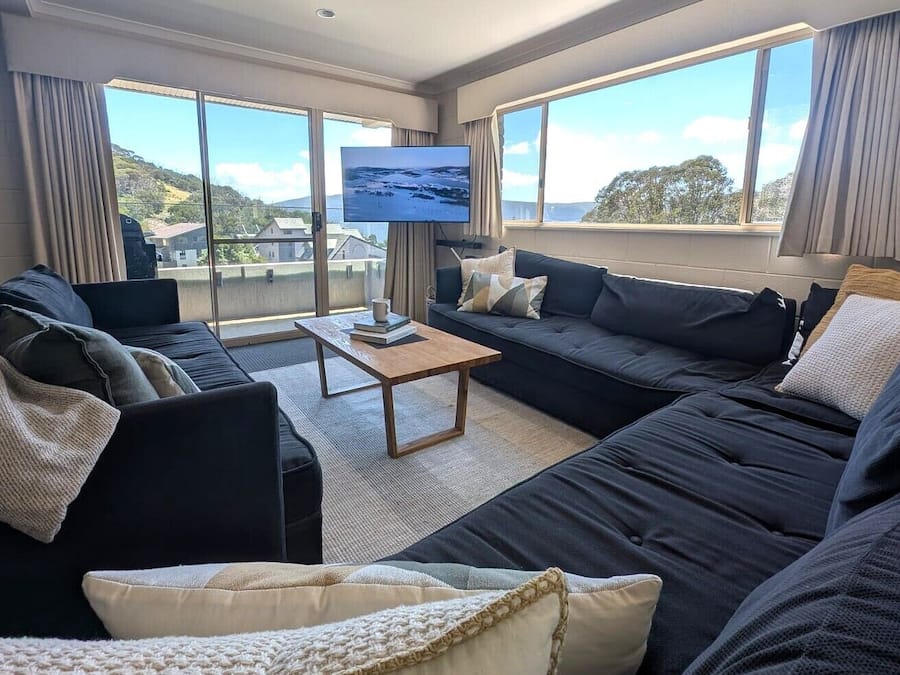 12 Share Superior Deluxe B 4 Bedroom | Sala de estar | Smart TV de 50 pulgadas con canales vía satélite