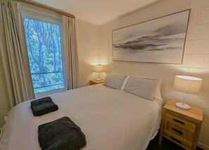 12 Share Superior Deluxe B 4 Bedroom | 1 makuuhuone, ylelliset vuodevaatteet, silitysrauta/-lauta