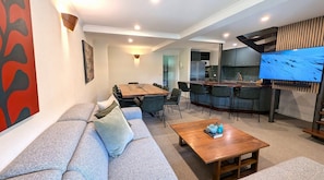 10 Share Superior Deluxe 3 Bedroom | 1 bedroom, premium bedding, iron/ironing board, free WiFi - Alpine View Apartments (Falls Creek)