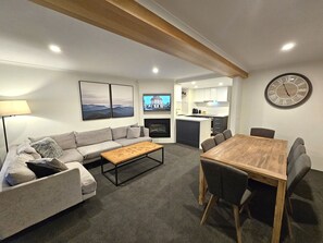 8 Share Superior Deluxe Penthouse 4 Bedroom | Oleskelualue | 50–tuumainen äly-TV, jossa satelliittikanavat