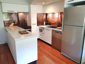 8 share Terrace 3 Bedroom | Yksityinen keittiö | Jääkaappi, mikroaaltouuni, uuni, liesi