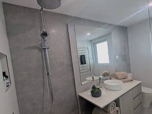 12 Share Superior Deluxe A 4 Bedroom | Salle de bain | Douche, sèche-cheveux, chauffage par le sol (salle de bains)