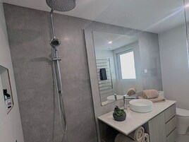 12 Share Superior Deluxe A 4 Bedroom | Baño | Ducha, secador de pelo, suelo radiante y toallas