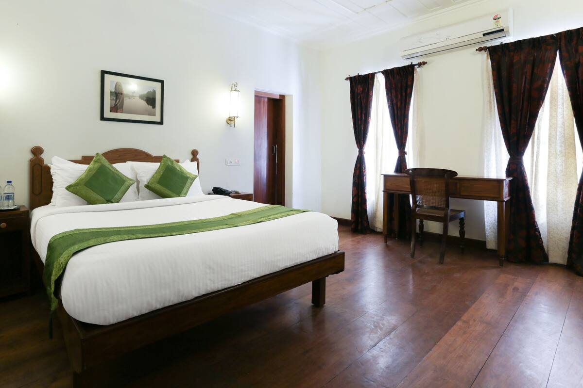Deluxe-Zimmer | Schreibtisch, Bügeleisen/Bügelbrett, Zustellbetten, kostenloses WLAN