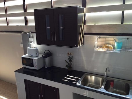 Three-Bedroom Townhome | Ιδιωτική μικρή κουζίνα | Φούρνος μικροκυμάτων (κατόπιν αιτήματος), βραστήρας νερού