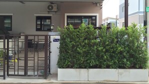 Un bâtiment doté d’une entrée abritée, d’une petite fenêtre et d’une enseigne avec des chiffres.