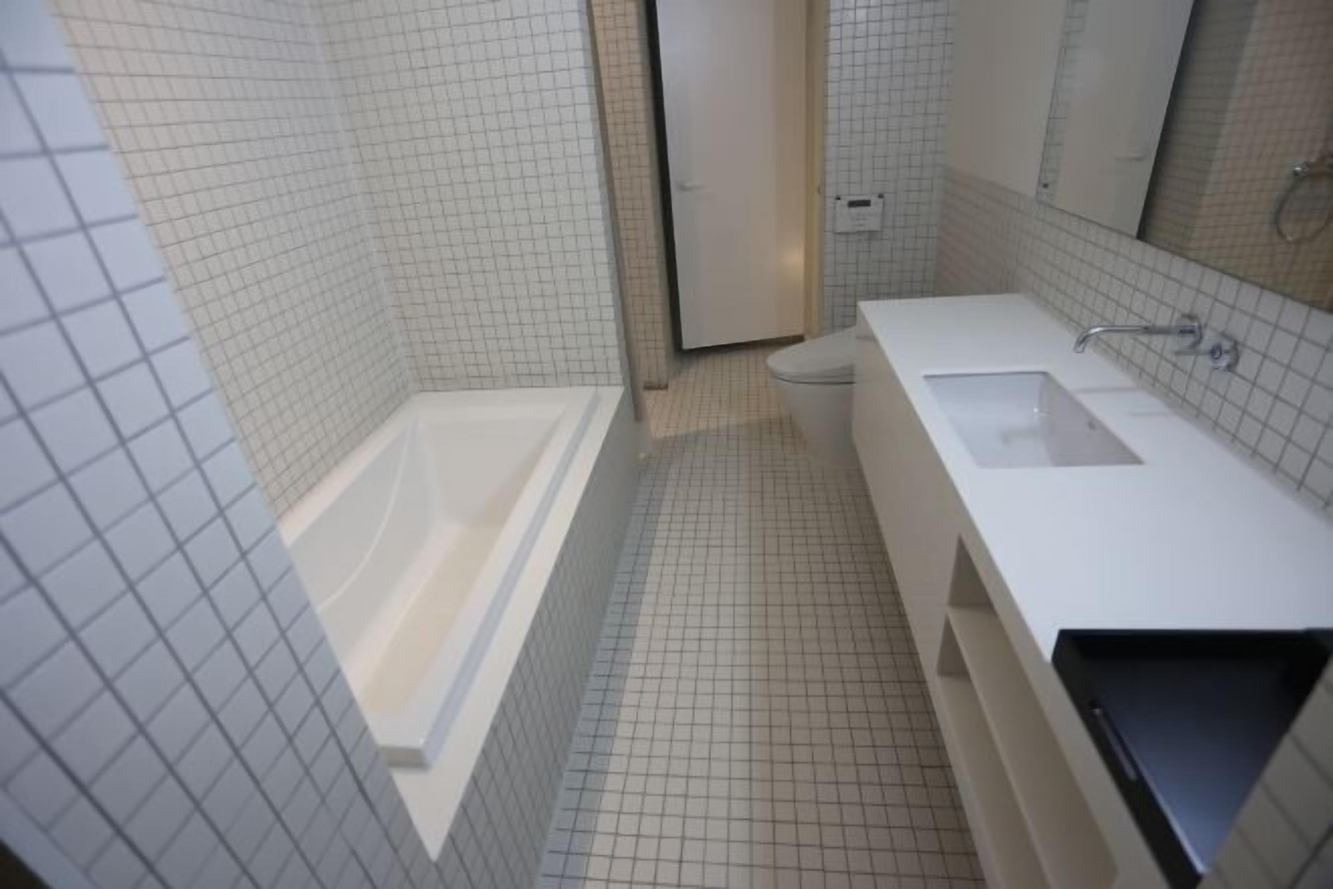 حمام | مجففات شعر، برانس (أردية) حمّام، خف للقدمين، مراحيض شطف