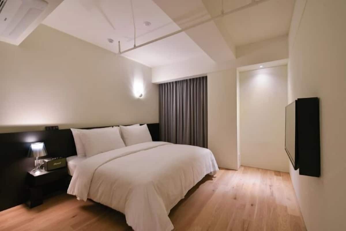 Blackout curtains, soundproofing, free WiFi, bed sheets