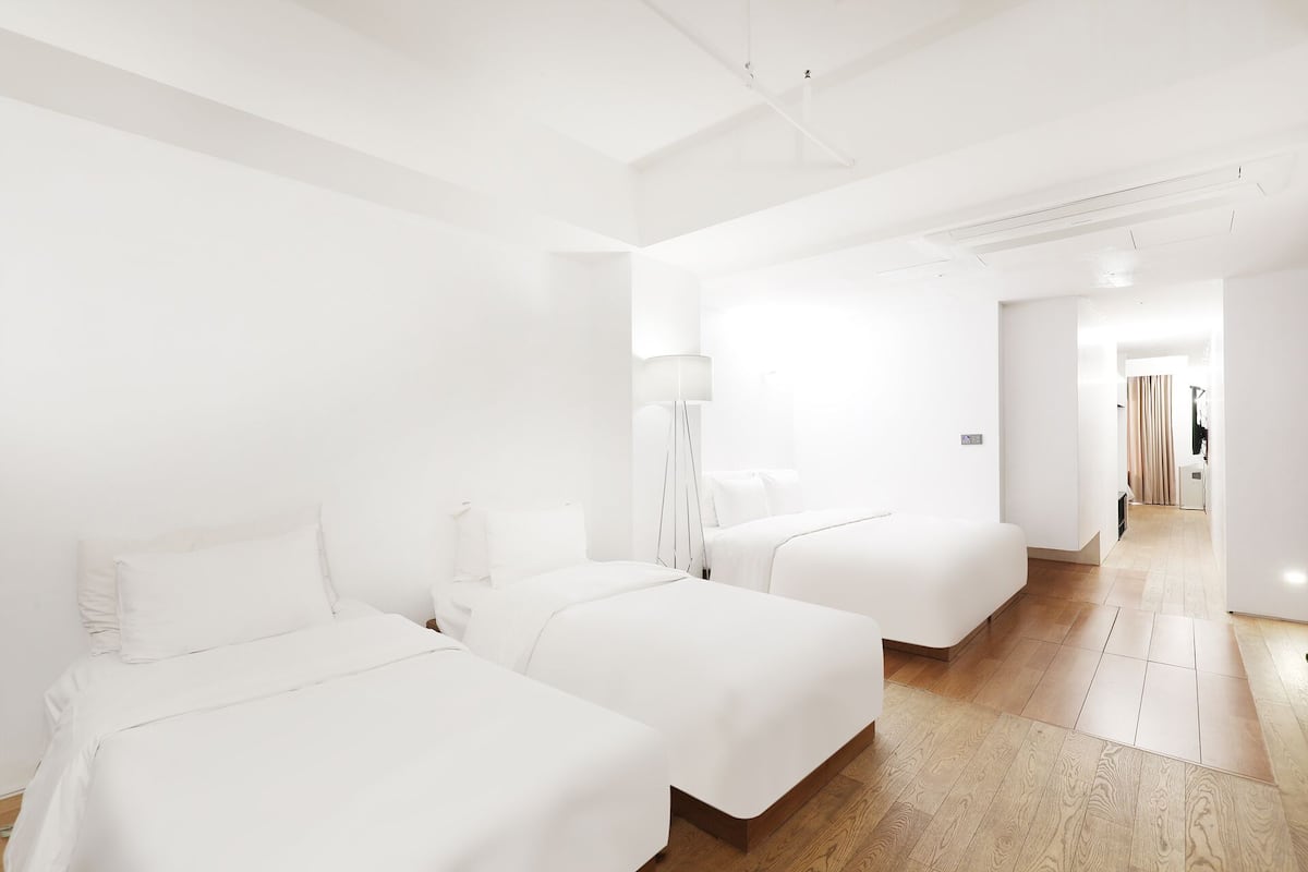 Suite Grand | Zona de estar | Una televisión de pantalla plana, suelo radiante