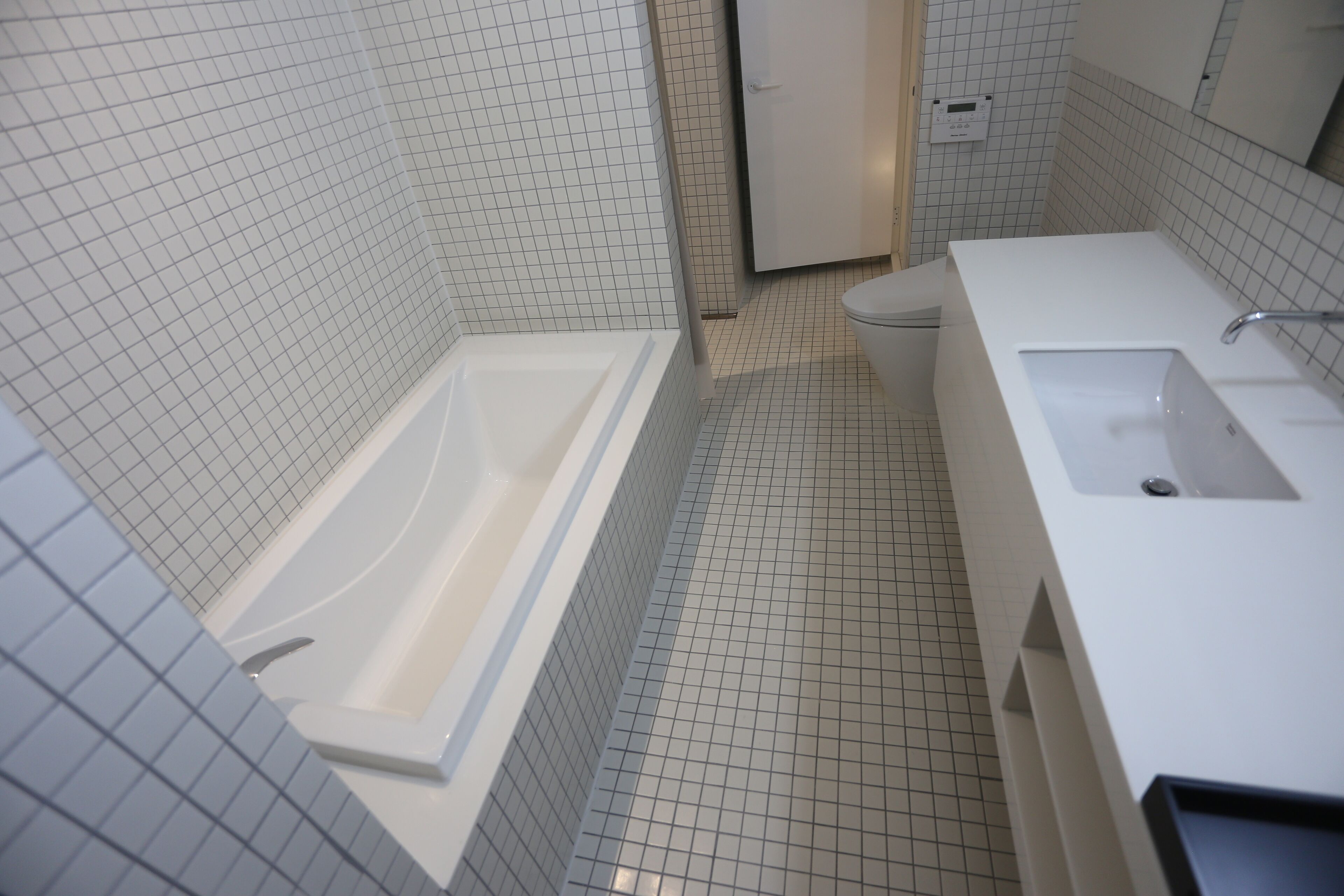 Ein modernes Badezimmer mit Badewanne, Waschbecken und Toilette.