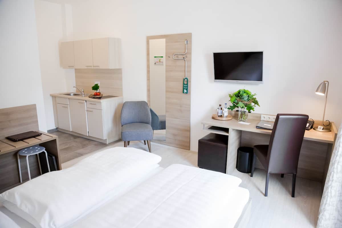 1 habitación, escritorio y espacio para trabajar con laptop