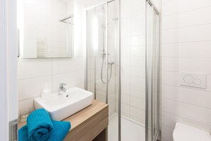Shower, free toiletries, hair dryer, towels - Aparthotel Othello (Dingolfing)