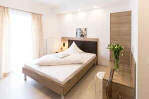 Desk, laptop workspace, blackout drapes, soundproofing - Aparthotel Othello (Dingolfing)