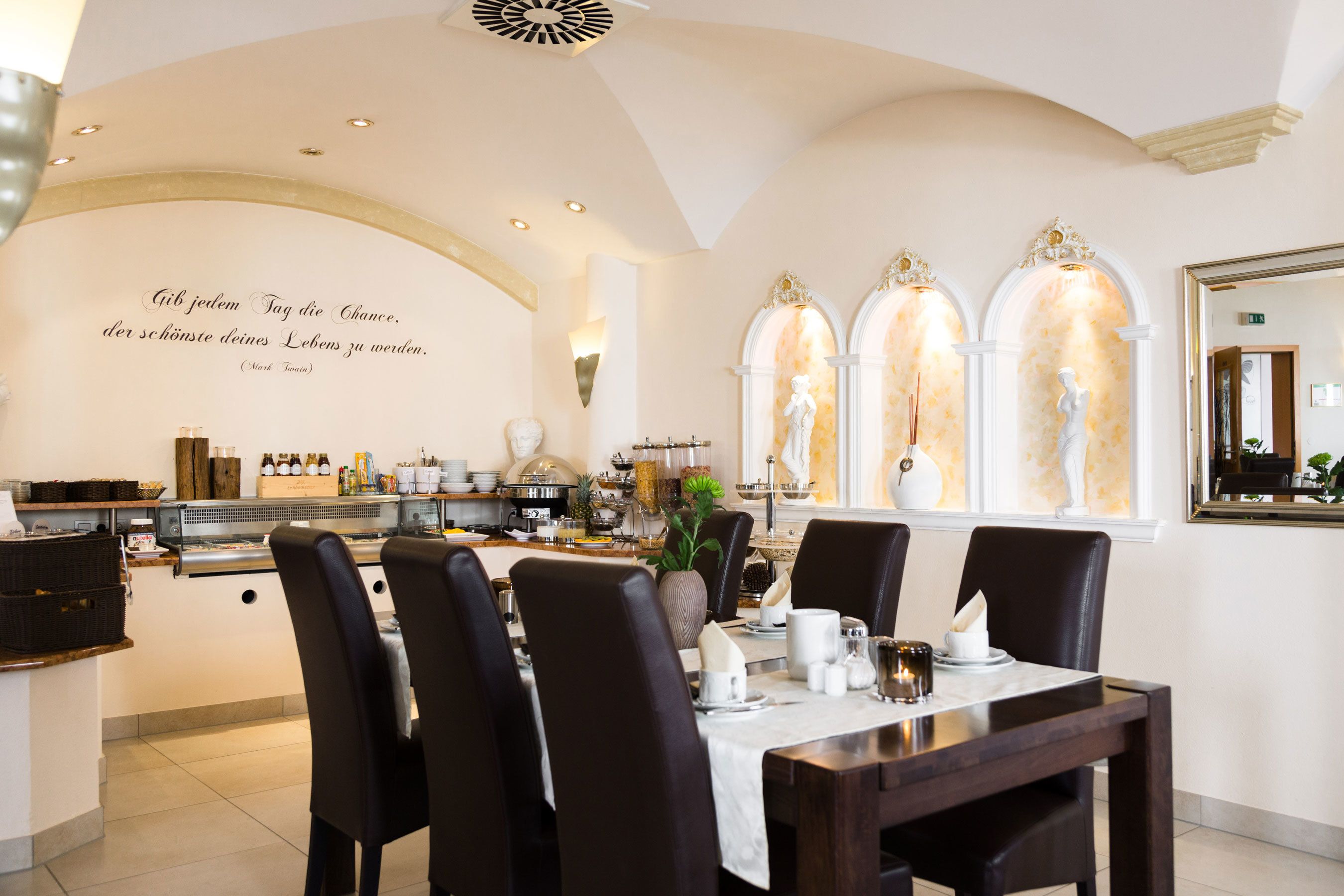 Bữa sáng buffet hàng ngày (6.5 EUR/mỗi người) 