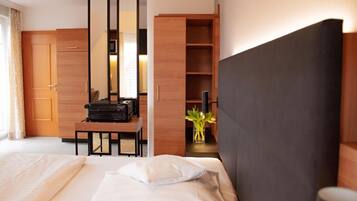 Bộ đồ giường kháng dị ứng, bàn, khu vực làm việc phù hợp cho laptop