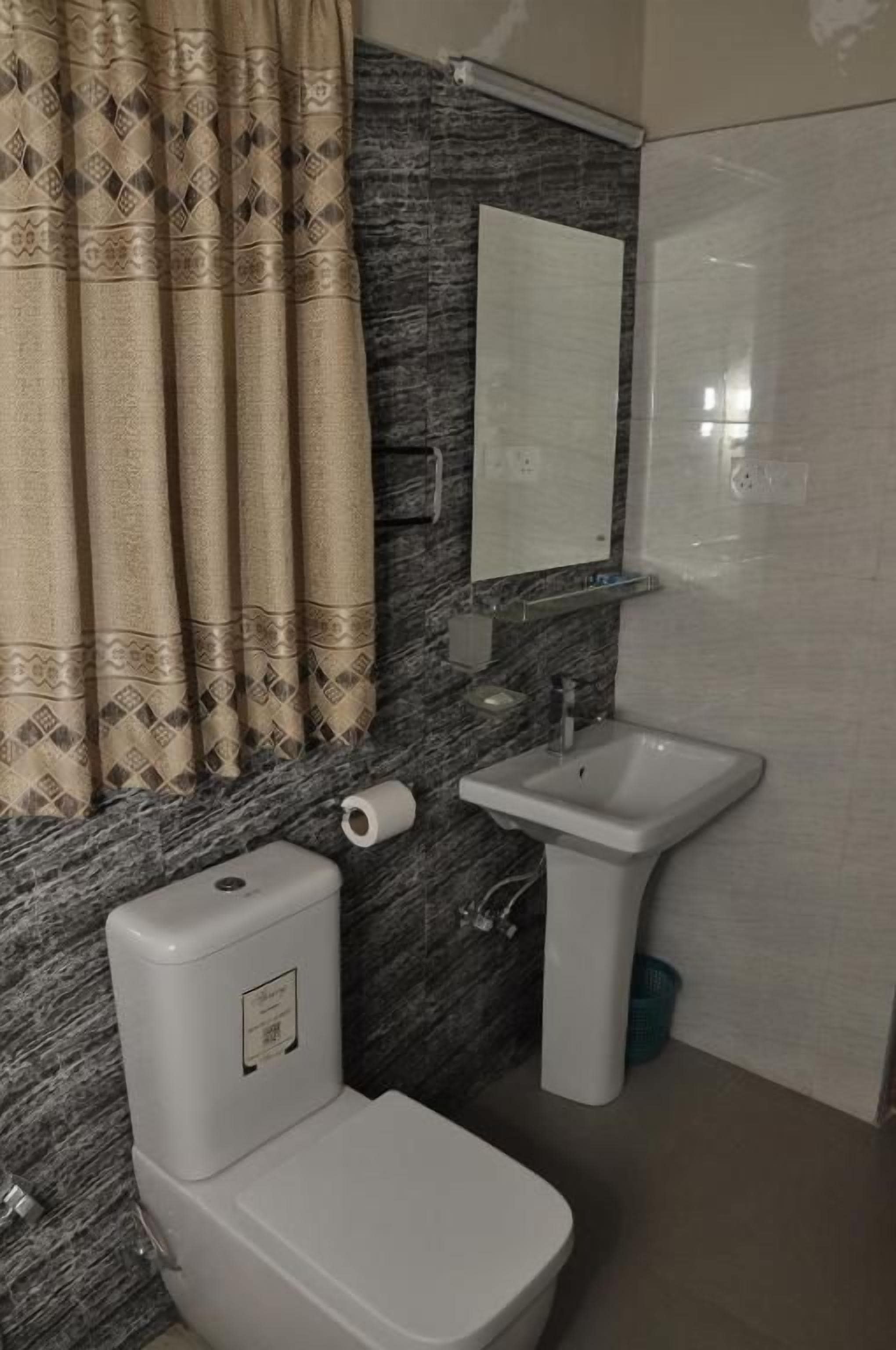 Ein Badezimmer mit Toilette, Waschbecken und Spiegel.