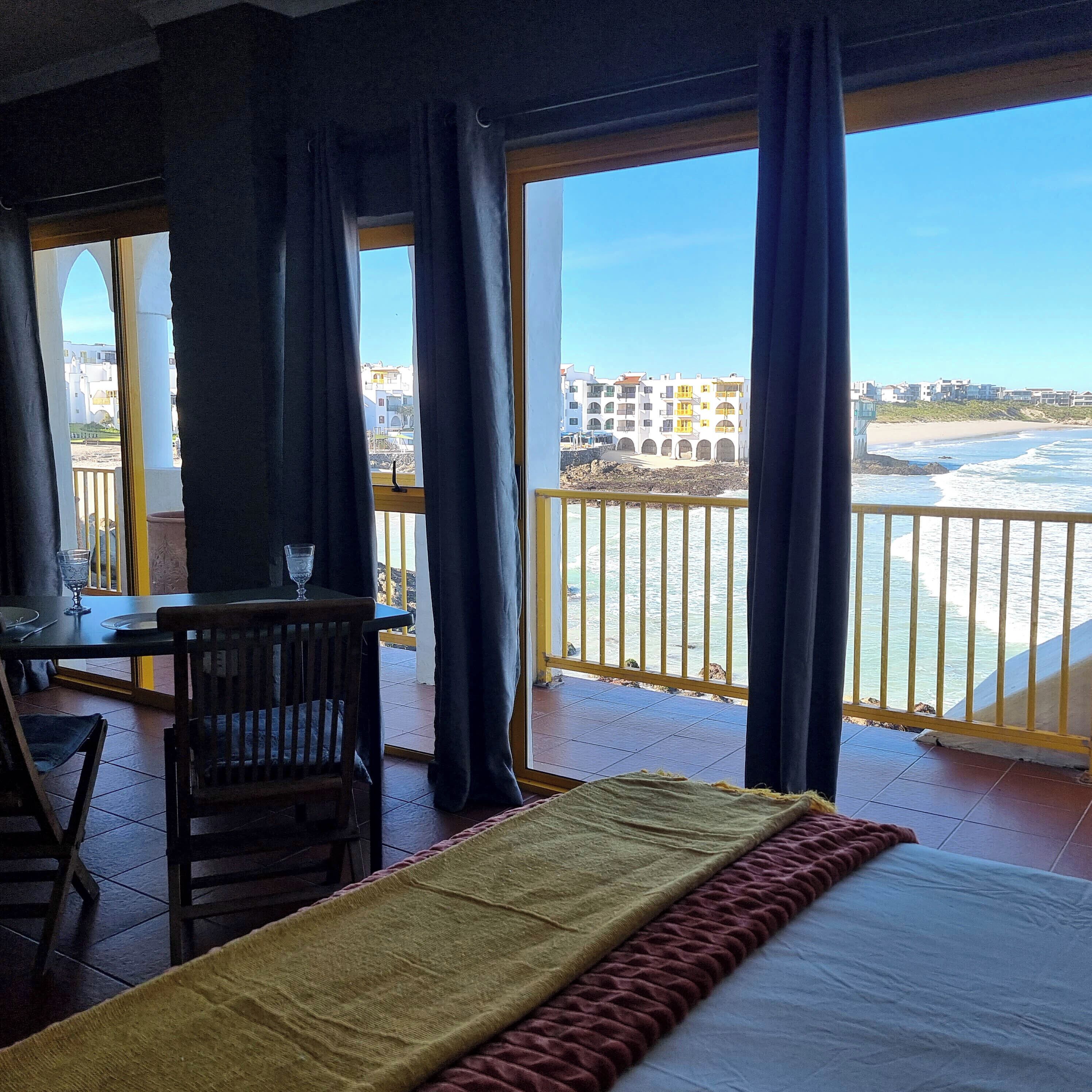 Tabla de planchar con plancha, wifi gratis y ropa de cama 