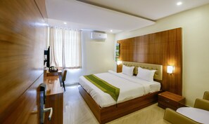 Deluxe Room | Desk, iron/ironing board, rollaway beds, free WiFi