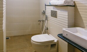 Deluxe Room | Bathroom | Shower, free toiletries