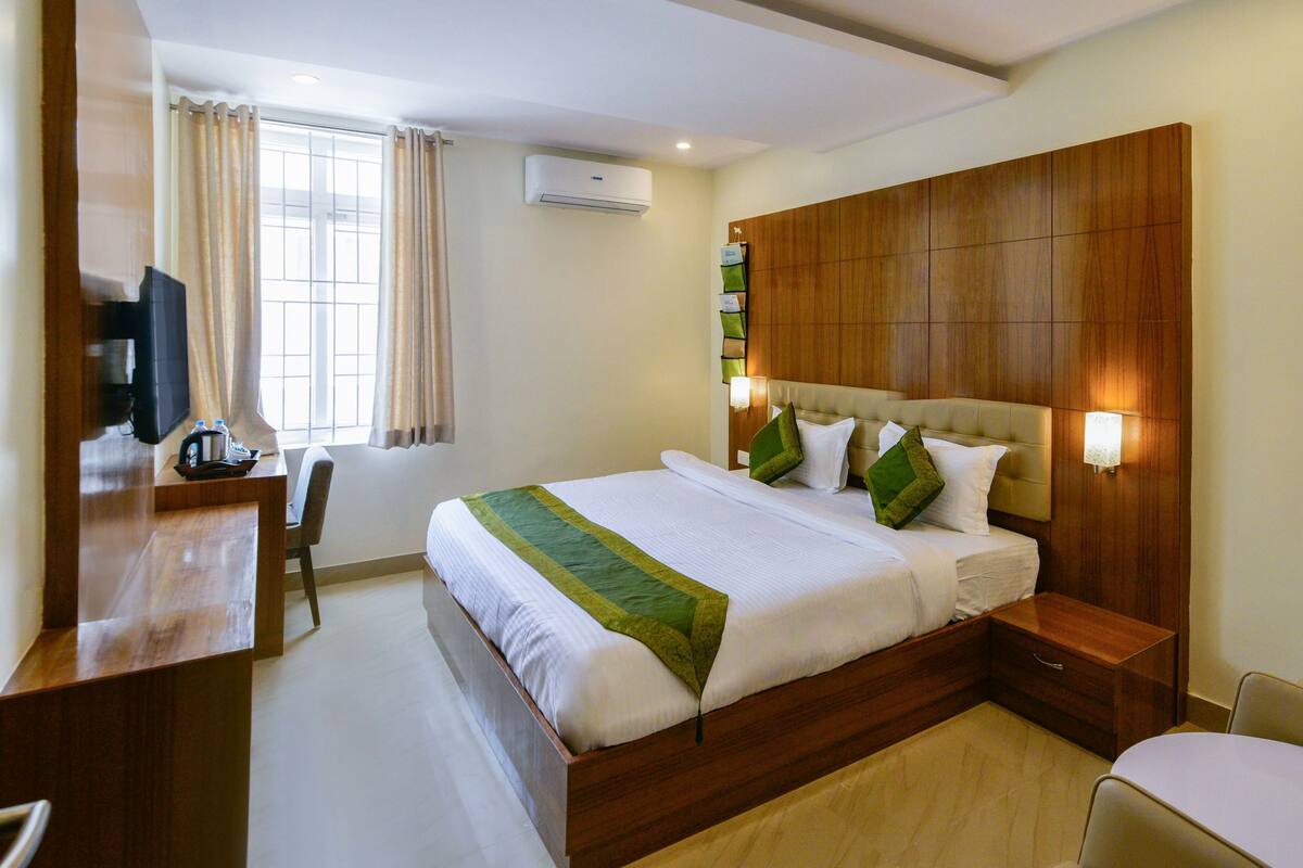 Deluxe Room | Desk, iron/ironing board, rollaway beds, free WiFi