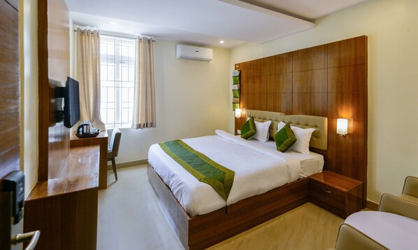 Deluxe Room | Desk, iron/ironing board, rollaway beds, free WiFi
