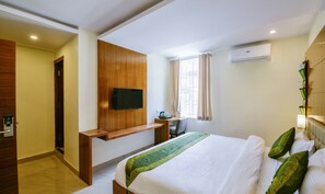 Deluxe Room | Desk, iron/ironing board, rollaway beds, free WiFi