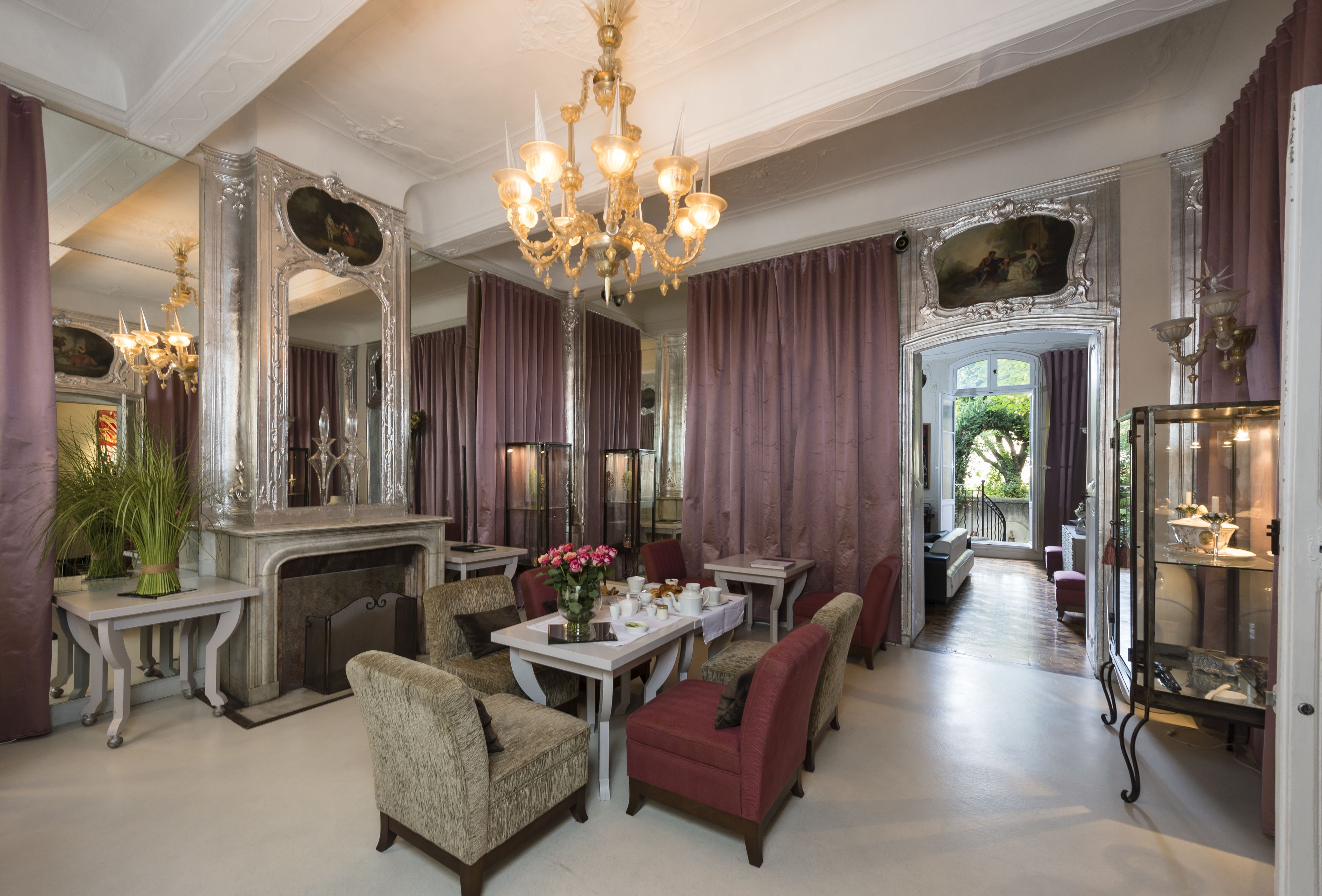 Der serveres morgenmad og italienske retter med udsigt til haven 