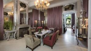 A formal dining room with a chandelier, dining tables, and chairs. - Luxury Design Hotel Particulier le 28 (Aix-en-Provence)