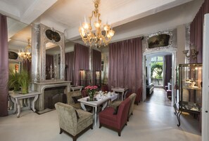 Der serveres morgenmad og italienske retter med udsigt til haven