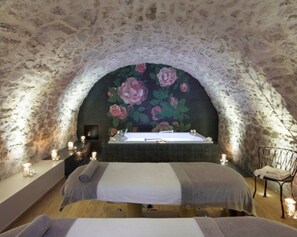 Couples treatment rooms, sauna, hot tub, steam room, Turkish bath